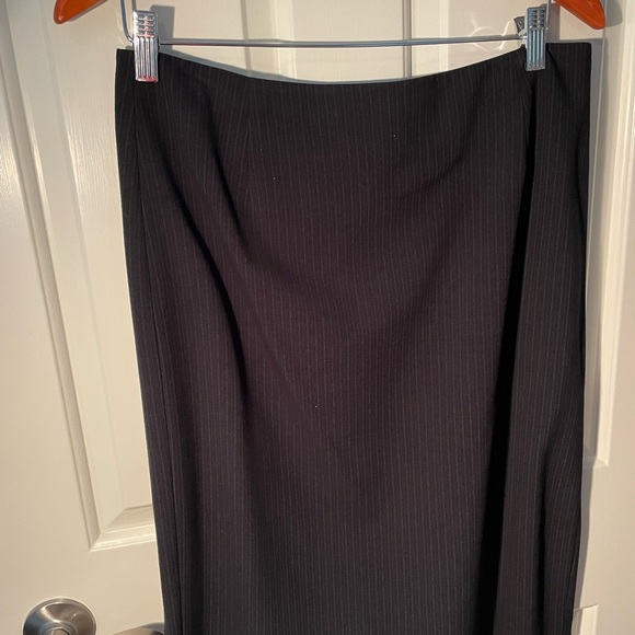 Beautiful matching outfit - skirt and blazer - Picture 3 of 3